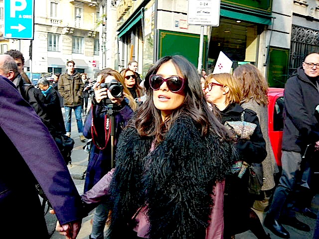 סלמה היאק בדרך לתצוגת האופנה של גוצ'י. שבוע האופנה של מילאנו. צילום: Reuters