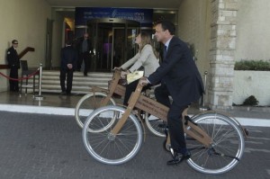 שגריר הולנד על אופני עץ. צילום: קובי וולף, באדיבות שגרירות הולנד 