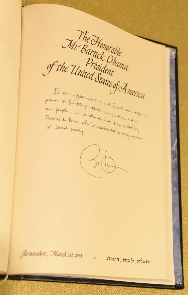 חתימת הנשיא אובמה על ספר האורחים בבית הנשיא