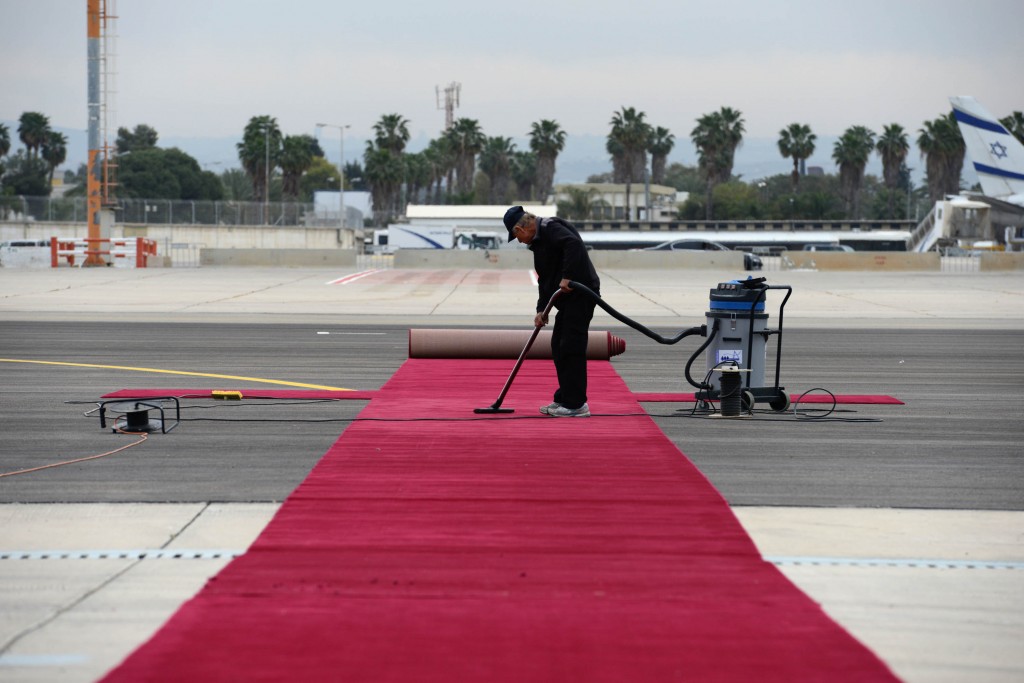 מתכוננים לביקור א' - מגלגלים את השטיח האדום בנתב"ג (צילום: קובי גדעון/לע"מ)