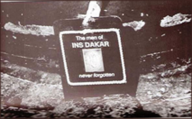 השלט "לא נשכחתם" שהוצב על חרטום הדקר במעמקי הים (צילום: ארכיון המדינה)
