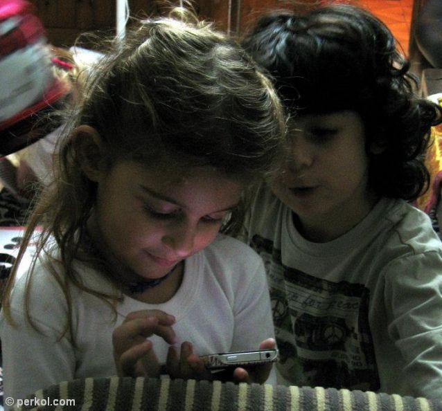 ילדים עם אייפון (צילמה: שרית פרקול)