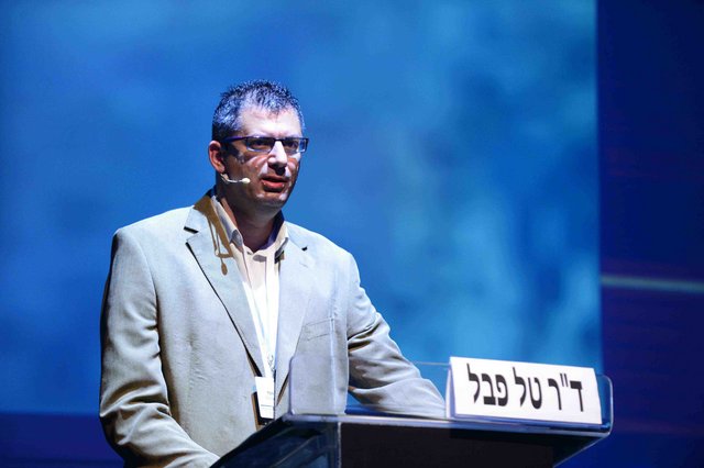 ד"ר טל פבל בכנס השנתיש ל איגוד האינטרנט הישראלי. צילום: יוני מלכא