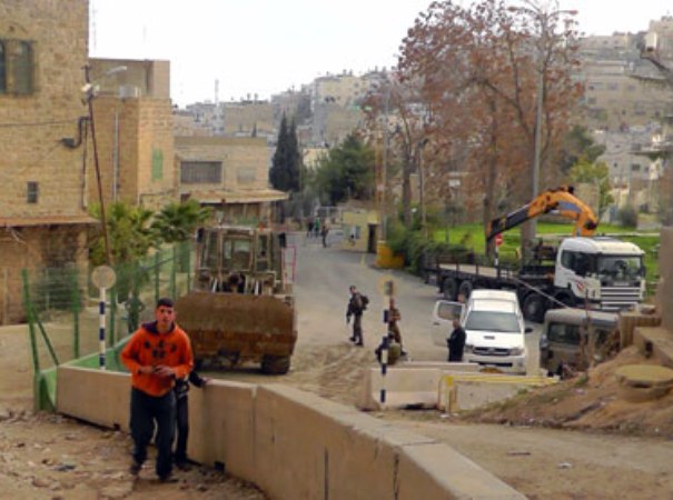 עבודות להקמת גדר חדשה בחברון. משמאל לגדר הירוקה - המעבר לפלסטינים