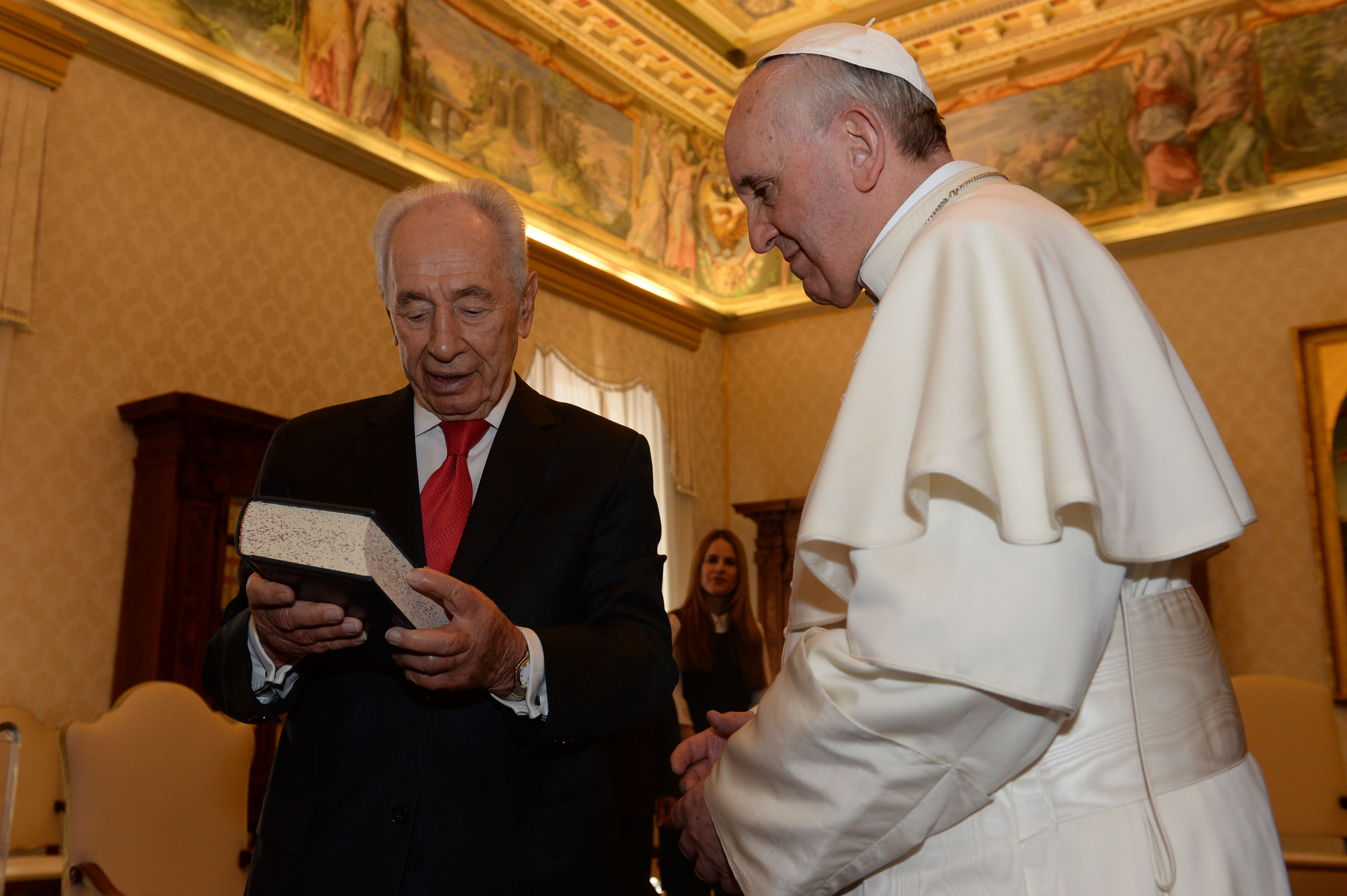 "לא אתן יד לכל גילוי אנטישמיות", אמר האפיפיור לפרס
