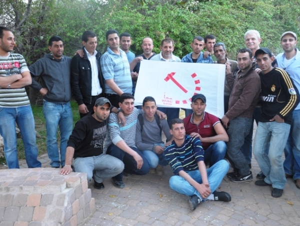 פועלים פלסטינים במפעל בגדה נלחמים על זכויות סוציאליות