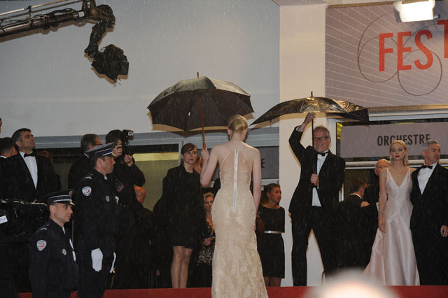 גשם גשם משמיים. במרכז: השחקנית אליזבת דביקי ברדכה פנימה אל אולם הקולונוע. צילום: באדיבות יח"ץ פסטיבל קאן 2013