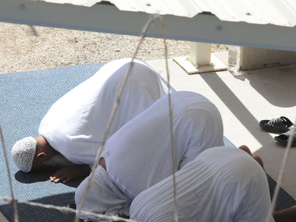 עצורים ללא משפט מתפללים בגואנטנמו (צילום: ויקימדיה)