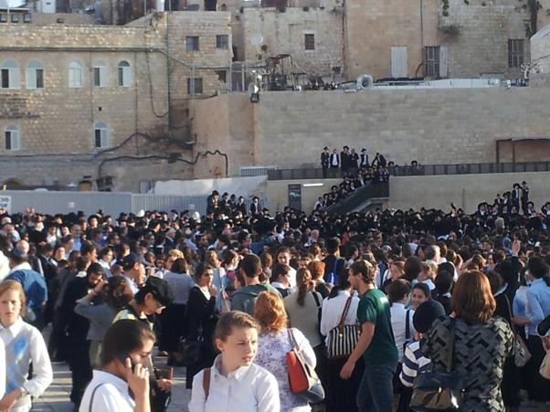 לאחר קריאת הרבנים: אלפי חרדים התנפלו הבוקר על נשות הכותל