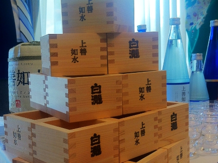 קופסאות לשתיית סאקה, כפי שהיה מקובל בטרם הומצאו כוסיות הזכוכית (צילום: אסף דודאי)