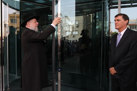 רבה הראשי של ת"א, הרב ישראל לאו, קובע את המזוזה בדלת הכניסה של המלון החדש, מימינו מיקי שניידר, מנכ"ל מלון רויאל ביץ' ת"א (צילום: אריאל בשור)
