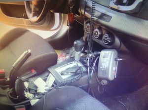 ציוד אלקטרוני השייך ל"אוכף איתורן" בתוך הרכב (צילום: משטרת ישראל)