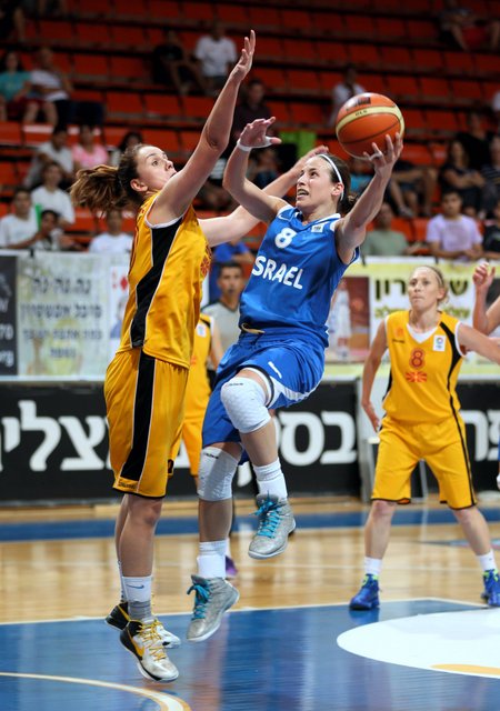 שי דורון (8) במשחק ישראל-מקדוניה ביום שבת. צילום: סמי מגריזו, איגוד הכדורסל