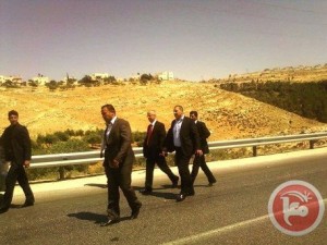 ראש הממשלה הפלסטיני עוזב ברגל את מקום התאונה (צילום: מען)
