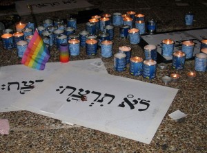 נרות זיכרון בעצרת בכיכר רבין שבוע לאחר פיגוע הירי בבר-נוער (צילום: טל מור יאיר, ויקימדיה)