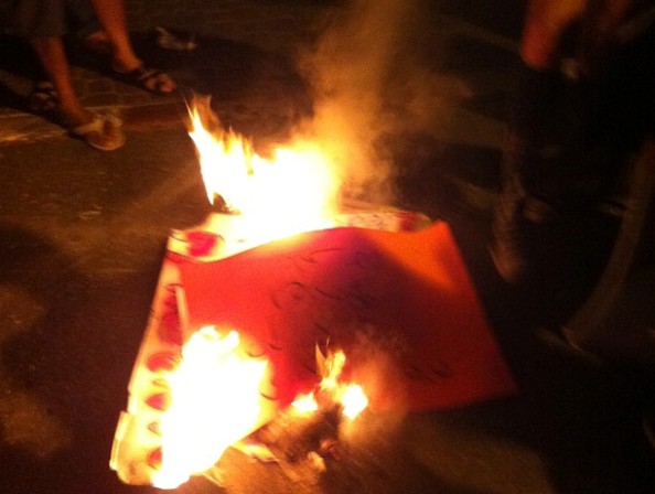 200 מפגינים העלו באש שלטים מול ביתו של לפיד