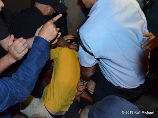 חמישה בלשים מתחנת גבעתיים הועמדו לדין על תקיפת אזרחים