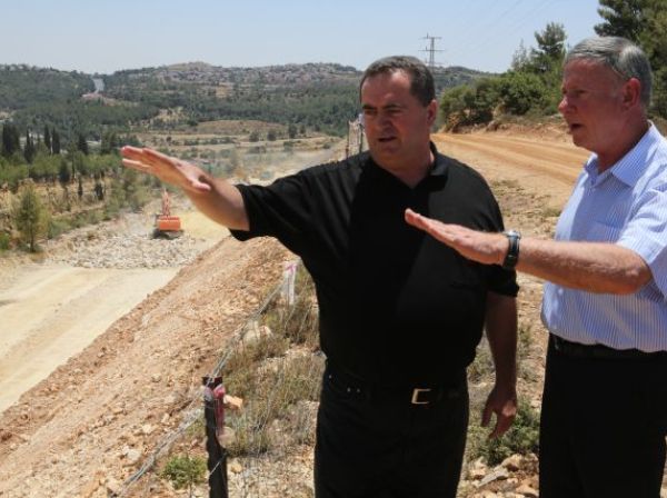 שר התחבורה ישראל כץ ושי ברס מנכ"ל חברת נתיבי ישראל בתצפית על תוואי כביש 1 החדש (צילום: משרד התחבורה )