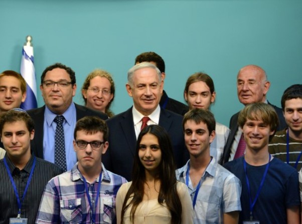 ראש הממשלה והשרים עם חברי המשלחת האולימפית למדעים (צילום: קובי גדעון/לע"מ)