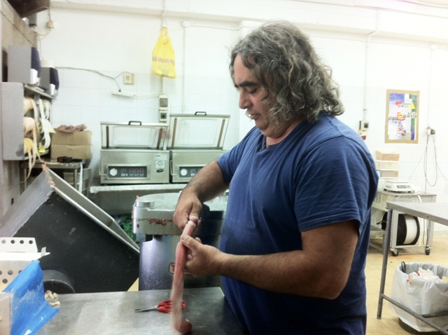 אלן טלמור, "המנקנק הלאומי", בשעת ייצור נקניקיית גורמה (צילום: אסף דודאי)
