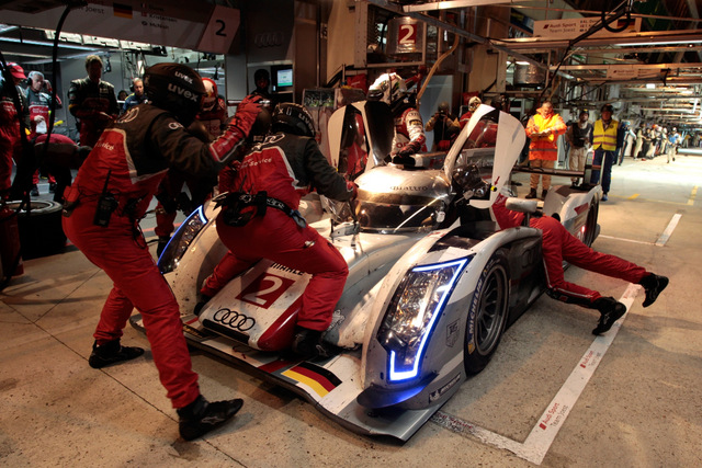 תוך כדי מירוץ: צוות אאודי 2 עוצר ברחבת הטיפולים. 24h of Le Mans. צילום: AUDI AG
