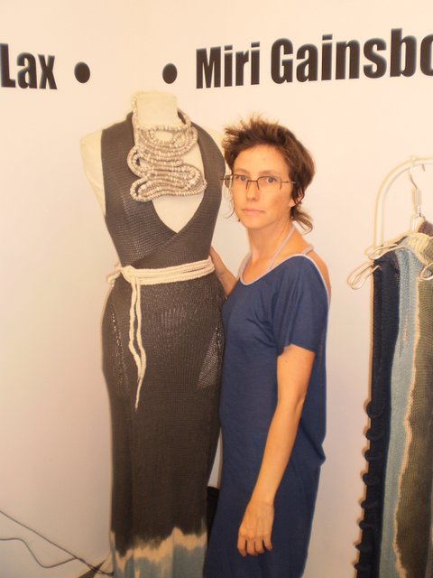 המעצבת אדווה ברונר מציגה שמלת ויסקוזה ארוגה. צילום: אריאלה גויכמן-גארבר