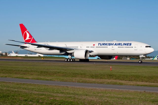 מסירת מטוס בואינג 777-300 ER לטורקיש איירליינס. המטוס יכול לשאת עד 386 נוסעים בתצורת שלוש מחלקות והטווח המירבי שלו הוא 14,685 ק