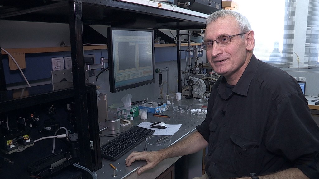 פרופסור ישראל שכטר והמכשיר החדש במעבדתו בטכניון. (צילום : עושים עניין, דוברות הטכניון)