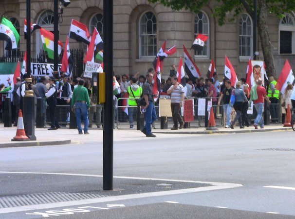 הפגנה של סורים בלונדון בראשית מלחמת האזרחים בסוריה