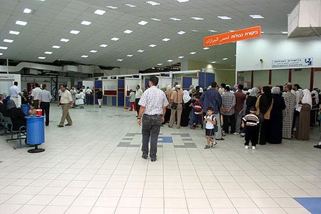מסוף אלנבי. ביקורת גבולות לפלשתינים נכנסים. צילום: רשות שדות התעופה