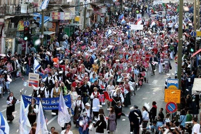 היום בירושלים: הצעדה המסורתית ו"ארון הברית" הגדול בעולם