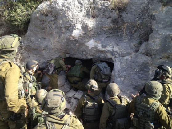 החיילים ליד המערה בה חוסל המחבל (צילום: דובר צה"ל)