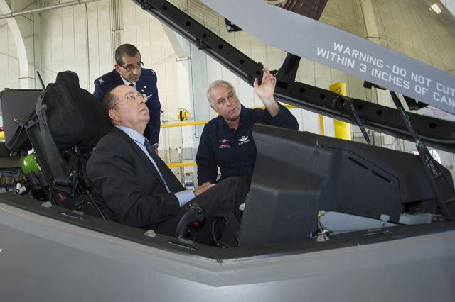 בתון מטוס הקרב F-35. טייס ניסוי של לוקהיד מרטין מסביר לשר הביטחון פרטים על מערכות המטוס
