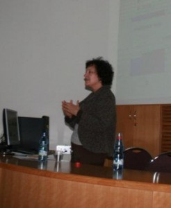 ד"ר קרנית פלוג בהרצאה בפני סטודנטים. צילום: ויקיפדיה