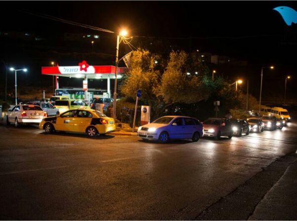 אלפי מכוניות פלסטיניות גדשו תחנות דלק ישראליות בגדה