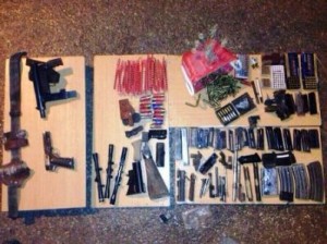 כלי הנשק והתחמושת שנתפסו (צילום: משטרת ש"י)