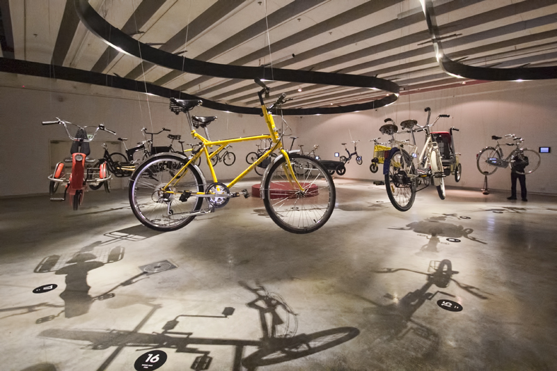 100 זוגות אופניים אייקוניים בתערוכה חדשה "ללא מעצורים"