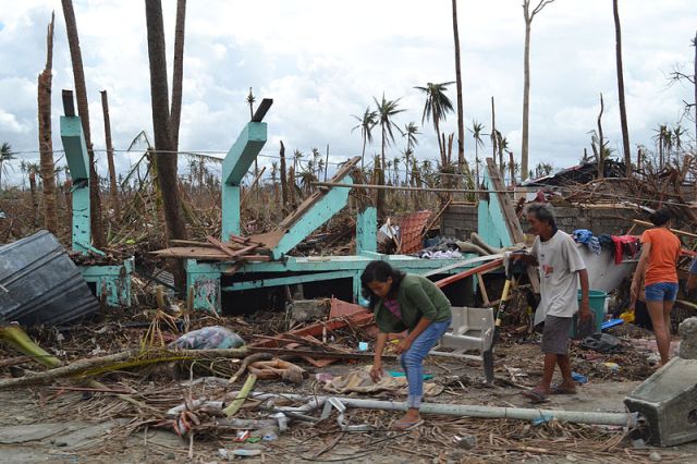 הנזק בטקלובן שבאיי הפיליפינים כתוצאה מטייפון היאן (ויקימדיה)