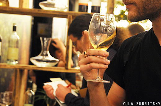 כוסית יין בידו של אחד מאוצרי היין המובילים (צילום: יולה זובריצקי)