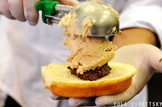 PreGel , גלידה איטלקית משובחת, שהכינו כטוסט בתוך בריוש: צילום: יולה זובריצקי