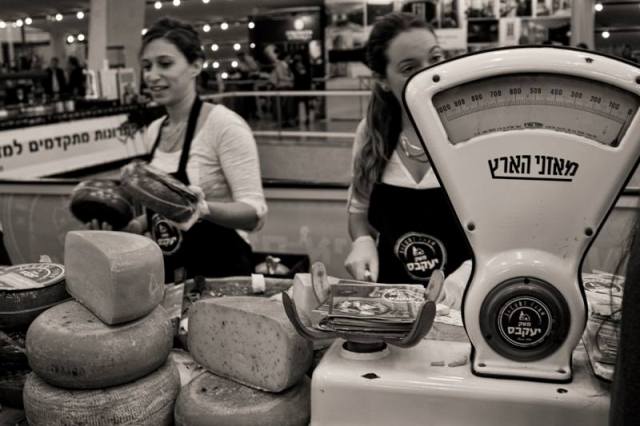 מבחר גבינות לצד אינספור יינות (צילום: דן בר-דוב)