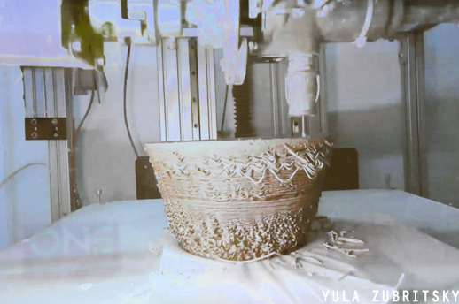 מדפסת 3D לקרמיקה בפעולה. צילום מתוך סרט הוידאו של סטודיו Under 