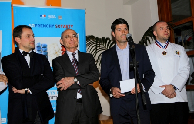 שר התיירות, עוזי לנדאו, השגריר הצרפתי ונציג משרד החוץ מעניקים את מדליית הקולינריה הצרפתית לשף ארמון האליזה (צילום: דן בר-דוב)