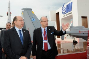 מנכ"ל התעשייה האווירית יוסי וייס מציג לשר הביטחון משה (בוגי) יעלון מל"טים