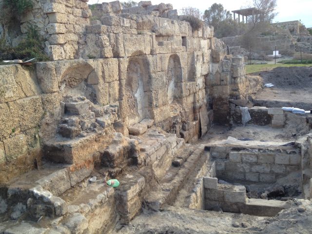 חידושים רטובים: מזרקה עתיקה בקיסריה ושיקום נהר הירדן