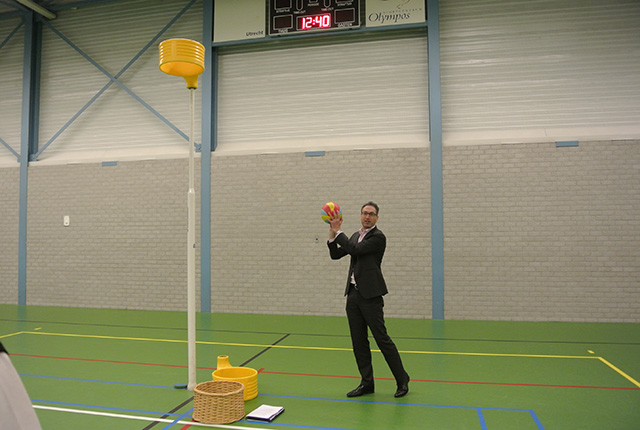 ככה משחקים קורפבול - משחק הולנדי שמשחקים בקבוצות מעורבות. פרופ' מארטן ון בוטנבורג, מהקתדרה לניהול ספורט ומדיניות ספורט באוניברסיטת אוטרכט. צילום: מירה-בל גזית