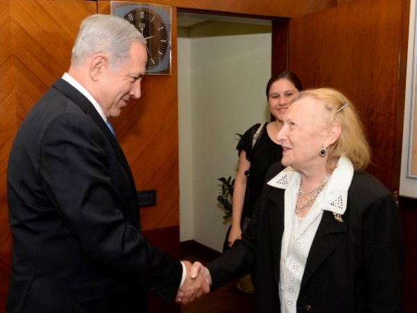 ראש הממשלה נפגש עם ניצולי שואה במשרדו, שלום שטנברג ופלה רביב. (צילום: קובי גדעון/לע''מ)