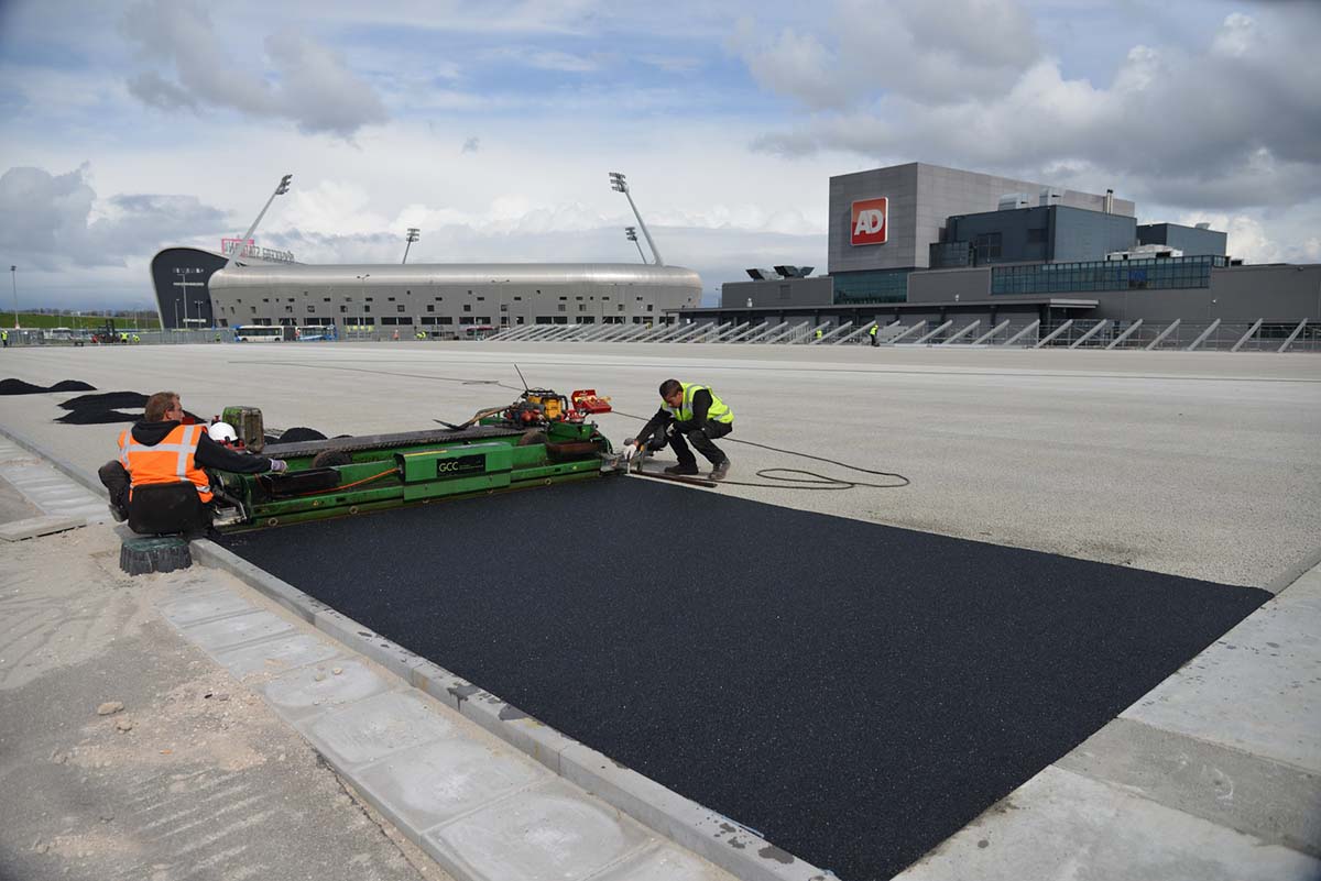 עבודות התשתית להתקנת נגרש ההוקי באיצטדיון גרינפילדס. צילום: Heijmans NL