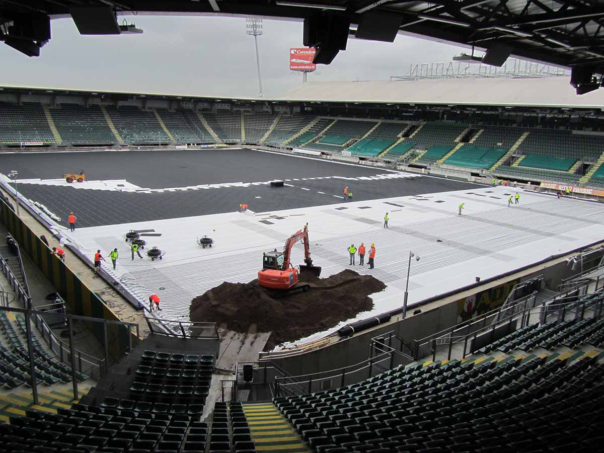 עבודות התשתית להתקנת דשא מלאכותי באיצטדיון קיוסרה. צילום: Heijmans NL