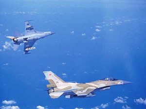 צמד מטוסי F16 בתרגול (צילום: ביטאון חיל האוויר)